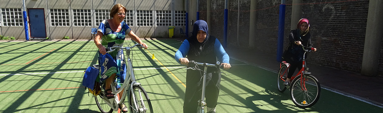 Des femmes demandeuses d’asile apprennent à faire du vélo